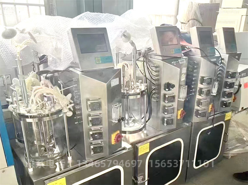 2L微生物發(fā)酵罐.jpg 2L微生物發(fā)酵罐.jpg